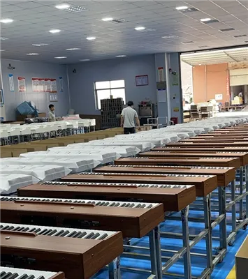 Un unchi cântă la pian electric în timp ce vinde legume.